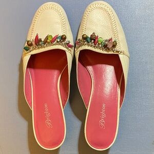 Brighton ELIZA Bench Made 8.5 M White Mules Silver Chain/Charms Shoes Slides